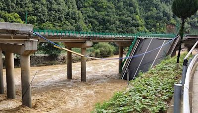 Bridge collapses in China - at least 11 people dead and dozens missing