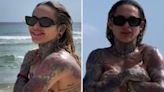 Chama o bombeiro! Esposa de Monique Evans faz topless durante lua de mel