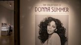 Salen a la venta fotos, pinturas y ropa de la reina de la música disco Donna Summer