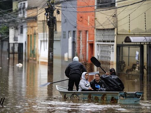 Bajan los ríos pero persisten las lluvias y las inundaciones en el sur de Brasil