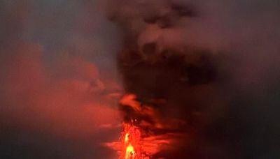 El volcán indonesio Ruang vuelve a entrar en erupción con una nube de 5.000 metros