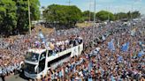 ¿Cuál es tu imagen del Mundial? Abrazos con padres e hijos, llantos en soledad, un susto por el corazón, caminatas hacia el Obelisco