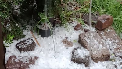 ¿Se acabó el calor? Cae fuerte lluvia con granizo en Ecatepec