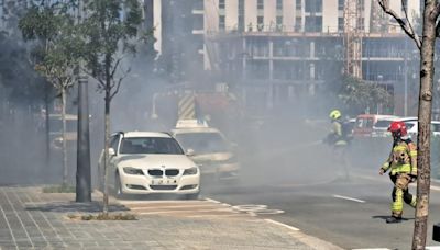 Un coche de prácticas de autoescuela se prende fuego en València