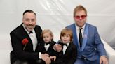 David Furnish y sus dos hijos, así es la familia que aplaude a Elton John entre bambalinas