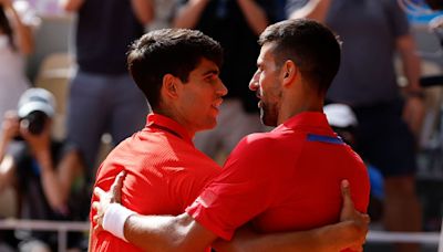 Carlos Alcaraz se rinde a Djokovic: "Ojalá me acerque a la mitad de lo que ha conseguido en su carrera"