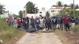 Desalojan a "invasores" de terrenos en playa en Yucatán; se enfrentan a policías y detienen a 42