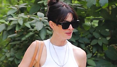 Anne Hathaway Is Brave Enough to Travel in the White Skirt Trend