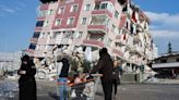 Trabalho de resgate após terremoto na Turquia e na Síria avança lentamente; número de mortos passa de 5.000