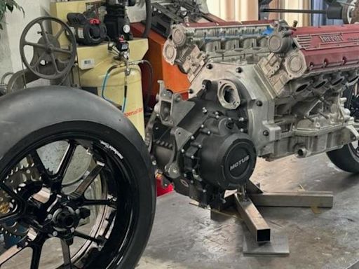 Colocar un motor V8 de Ferrari en una moto es la idea más loca que verás hoy