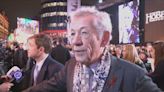 El actor Ian McKellen sufre una aparatosa caída desde el escenario que obliga a cancelar la función