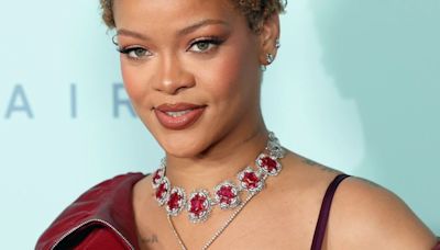 Rihanna impressiona ao exibir seu cabelo natural sem perucas e apliques