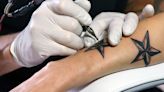Tatuagem é apontada como fator de risco para tipo de câncer; médicos analisam estudo