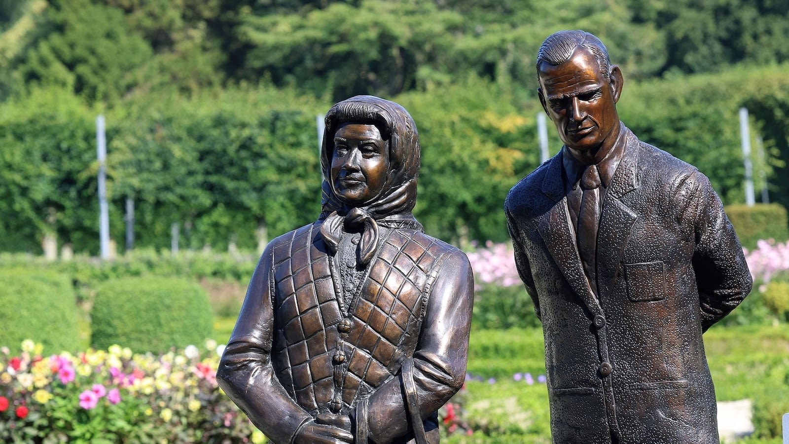 New statue of Queen Elizabeth II, Prince Philip draws criticisms online: 'Take it down'