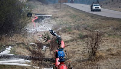 Lluvia y temperaturas más frescas impiden que incendio forestal se extienda en provincia de Canadá