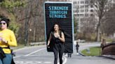 Una mujer corre en Nueva York cargada con un colchón para apoyar a las víctimas de agresión sexual