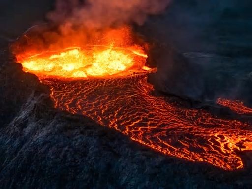 影》印尼魯仰火山持續噴發 夜空火紅閃電不斷