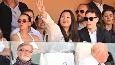 PHOTOS Stéphanie de Monaco : Sa fille Pauline visage impénétrable, son fils Louis plus détendu avec Marie pour la victoire de Tsitsipás