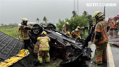 快訊／轎車國道3號噴出「四輪朝天」墜平面道路！父與13歲女兒受困送醫