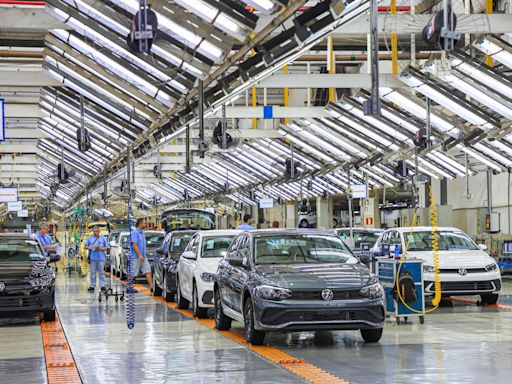 Antiga fábrica da Volkswagen retoma suas atividades, na Rússia