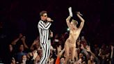 "Me empezaron a comparar con un pavo": las duras críticas por las que Miley Cyrus dejó de usar faldas cortas