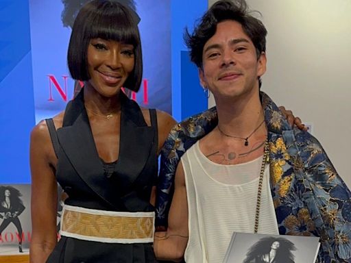 Naomi Campbell recebe estilista Maurício Duarte em Milão e ganha faixa de arumã