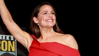 Jennifer Garner Gets Stuck in Elevator for Over an Hour at Comic-Con