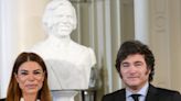 Entre lágrimas, Milei inauguró el busto de Menem