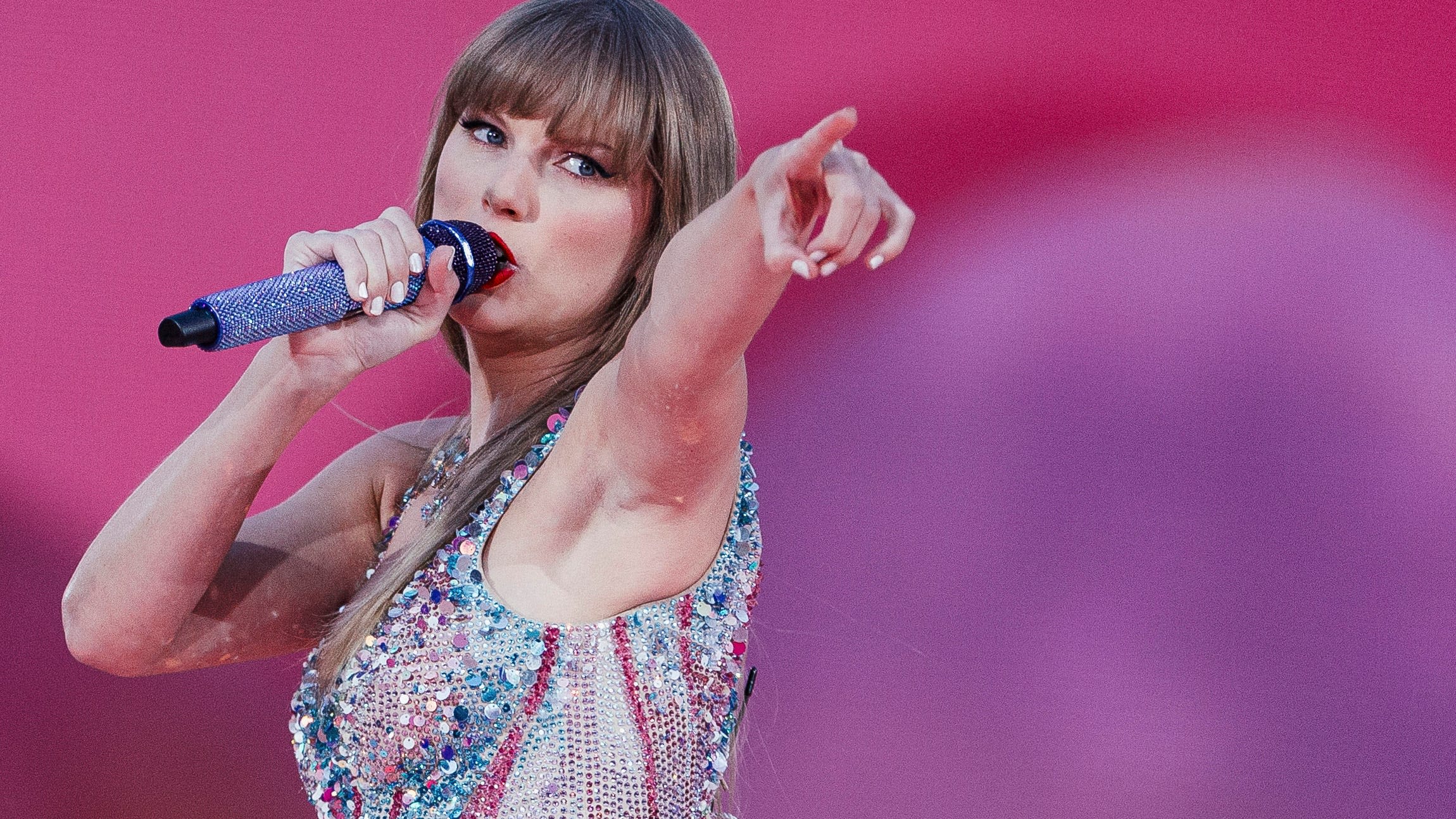 ‘Ayuda por favor’: Taylor Swift tells workers multiple times to get water to fans in Spain