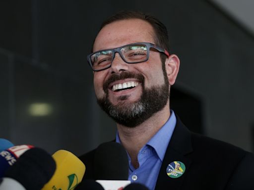 Filho mais novo de Bolsonaro, Jair Renan é exonerado de gabinete no Senado para concorrer eleições