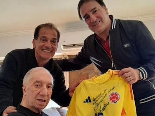 Néstor Lorenzo visitó a su maestro y le llevó la camisa de la Selección Colombia firmada