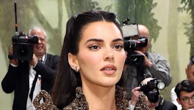 Kardashian fans disturbed by pictures of Kendall Jenner visiting the Louvre barefoot