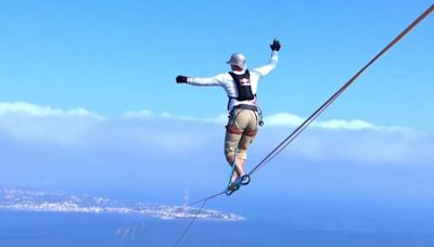El atleta Jaan Roose cruza sobre la mayor cuerda floja del mundo los 3.600 metros del Estrecho de Messina