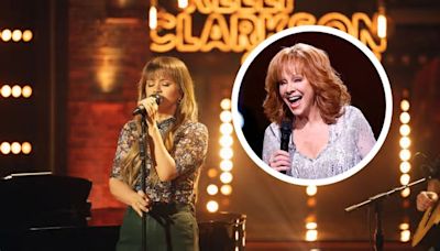 Watch Kelly Clarkson Cover One Of Reba McEntire's 90s Ballads