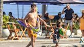 José Loreto exibe músculos em dia de praia com a filha, Bella - OFuxico