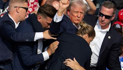 Fã de Trump faz tatuagem do ex-presidente dos EUA levando tiro na orelha; veja foto
