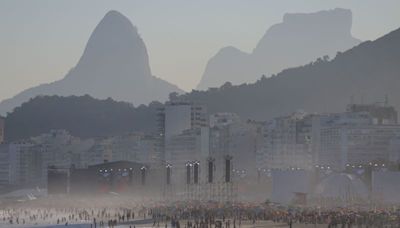 Miles de fans de Madonna se reúnen en la playa de Copacabana para un concierto gratuito