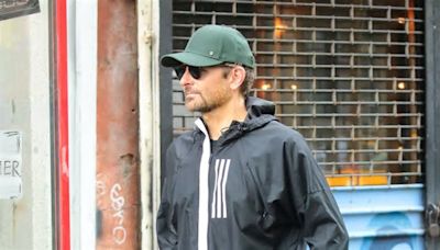 Bradley Cooper tiene unas Jordan exclusivas y no se las quita para pasear por Nueva York