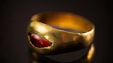 以色列現「鑲紅寶石金戒指」 距今已2300年完好無損