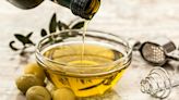 Ponle fin a tus párpados caídos con el truco viral del aceite de oliva