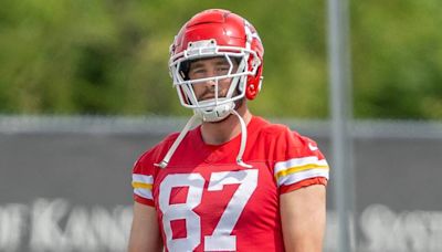 Travis Kelce brings back ‘El Travador’ look at Chiefs camp and makes big plays