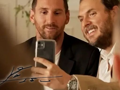 Andrés Parra reveló el tesoro firmado que guarda de Lionel Messi: “Se quedó hora y media firmando”