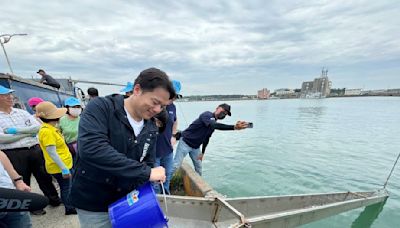 9萬尾黃錫鯛魚苗 新竹漁港放流