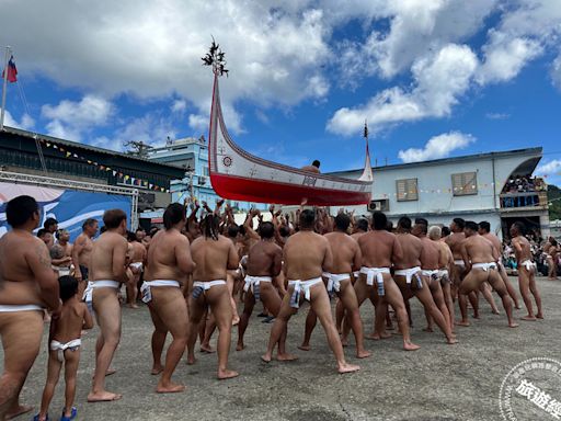 【難得一見】蘭嶼大船下水 勇士拋船、婦女甩髮舞展現獨特雅美族文化