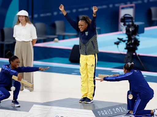 Simone Biles sufre su peor día: se cae en la viga y es destronada por Rebeca Andrade en el suelo de París 2024 - La Tercera