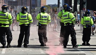 Émeutes au Royaume-Uni: le gouvernement britannique mobilise policiers et places de prison