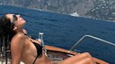 Carolina Portaluppi faz passeio luxuoso de barco em férias na Itália