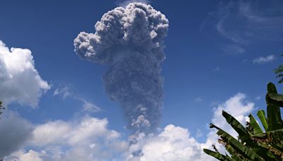 El volcán Ibu vuelve a entrar en erupción y lanza una gran columna de humo en Indonesia