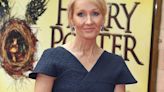 Críticas a J.K. Rowling por sus comentarios sobre la entrenadora trans del Sutton
