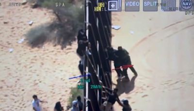 Impactante video: migrantes intentaron saltar el muro de Texas, la Patrulla Fronteriza los interceptó y hubo forcejeos